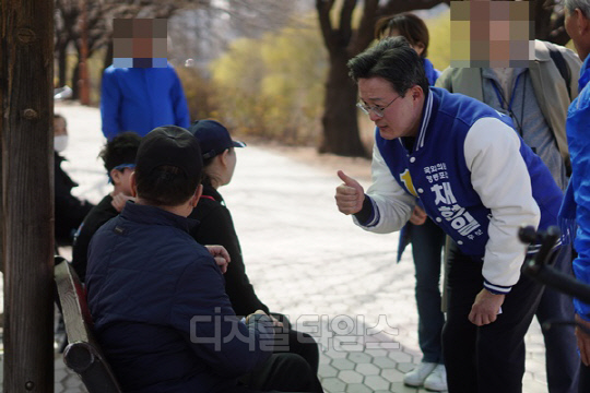 채현일 더불어민주당 서울 영등포구갑 후보가 24일 오후 안양천에서 현장유세를 하고 있다. 한 시민과 소통 중인 채 후보의 모습. <채현일 후보 캠프 제공>
